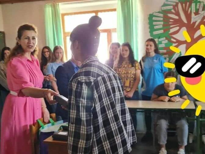 ΠΑΡΑΔΟΣΗ ΓΥΑΛΙΩΝ ΟΡΑΣΕΩΣ ΣΤΟΥΣ ΜΑΘΗΤΕΣ ΤΩΝ ΣΧΟΛΕΙΩΝ ΔΕΡΒΙΤΣΑΝΗΣ ΚΑΙ ΒΟΥΛΙΑΡΑΤΙΟΥ