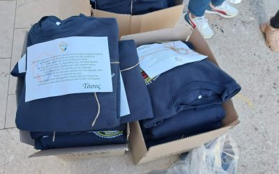 Δωρεά 100 μπλουζών από τον Αναστάση Παγούνα στους μαθητές του Σχολείου Δερβιτσάνης