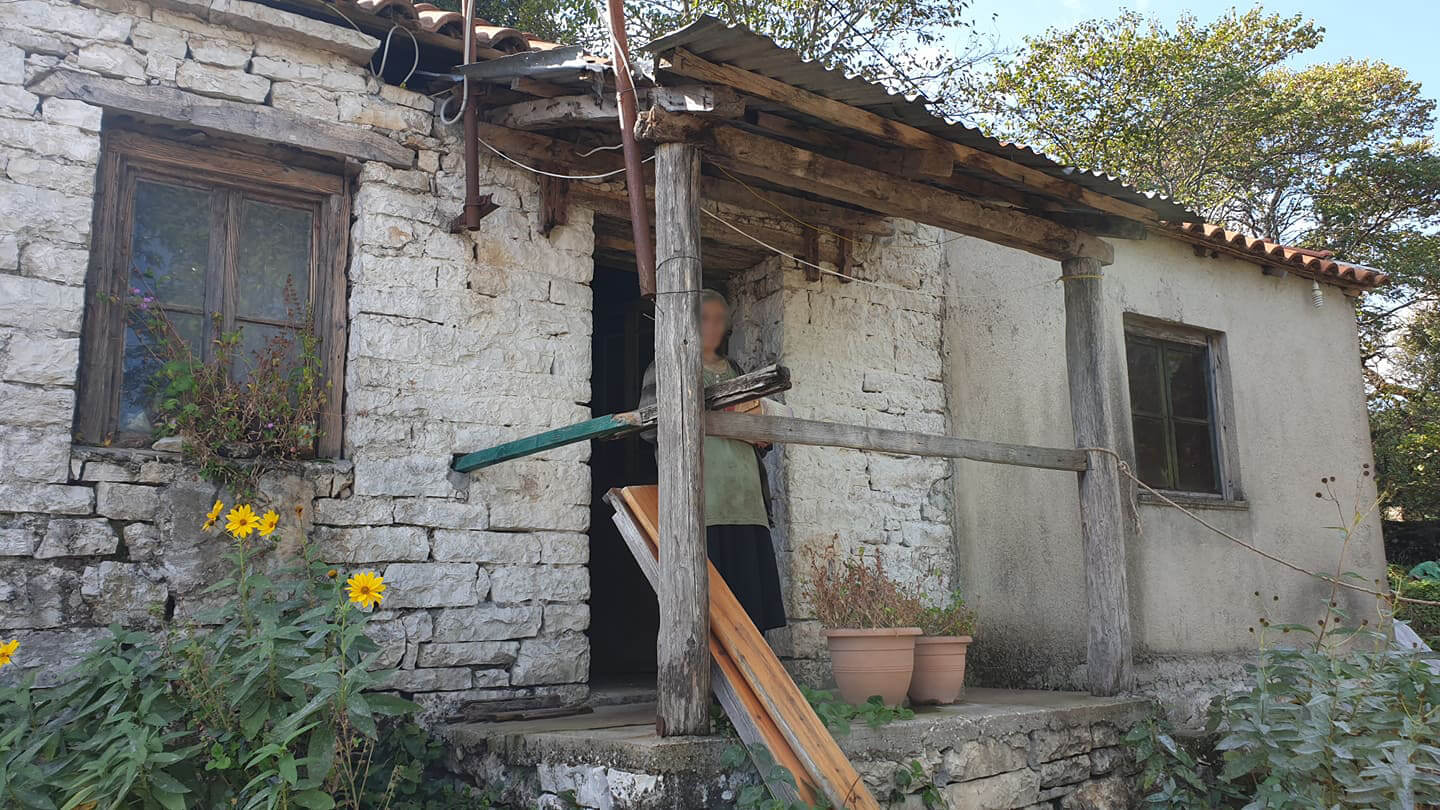 Έκκληση για βοήθεια για την επισκευή ενός σπιτιού μιας οικογένειας στο Βοδίνο.