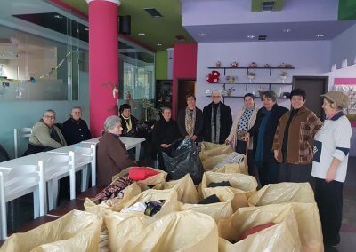18 Δεκεμβρίου 2017. Προσφορά τροφίμων και ρουχισμού σε πληγέντες του Δήμου Αργυροκάστρου από τον Σύλλογο Εστία Δερόπολης